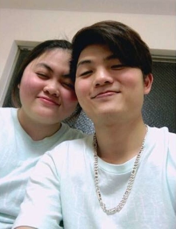 Đưa vợ đi bơi chồng cầm theo cả cuộn dây, phải buộc chắc mới cho xuống - Hình 7