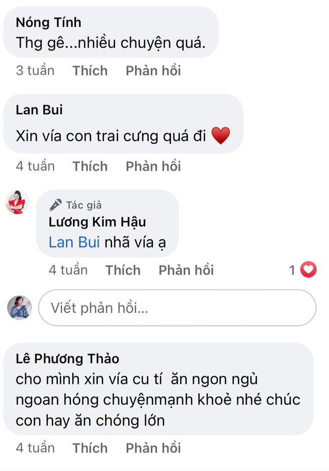 Em bé mới vài tháng tuổi đã biết ê a hóng chuyện siêu cute