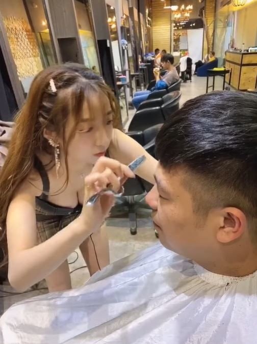 Cộng đồng mạng ngỡ ngàng trước hot girl cắt tóc cực phẩm: Thế này thì chắc một tuần đi cắt một lần mất - Hình 1