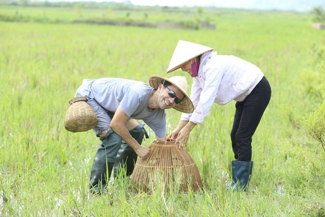 Khách Tây đến Ninh Bình “mê” làm… nông dân - 11
