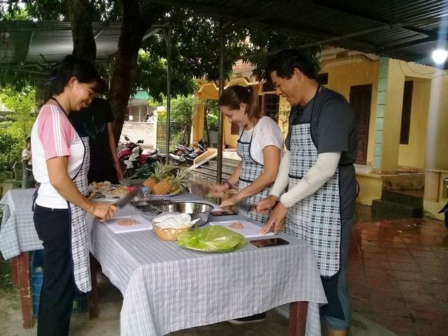 Khách Tây đến Ninh Bình “mê” làm… nông dân - 13