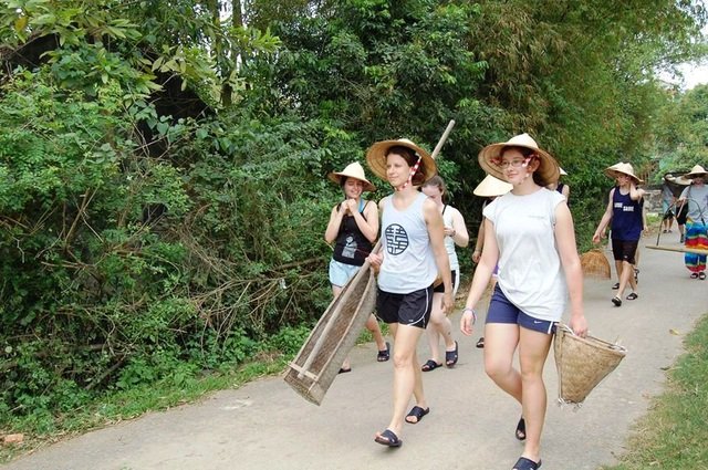 Khách Tây đến Ninh Bình “mê” làm… nông dân - 6