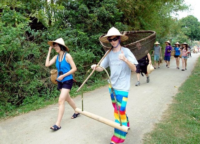 Khách Tây đến Ninh Bình “mê” làm… nông dân - 7