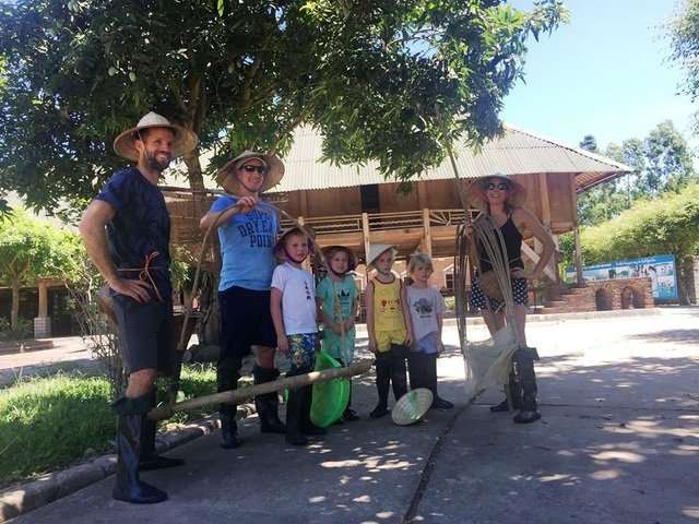 Khách Tây đến Ninh Bình “mê” làm… nông dân - 9