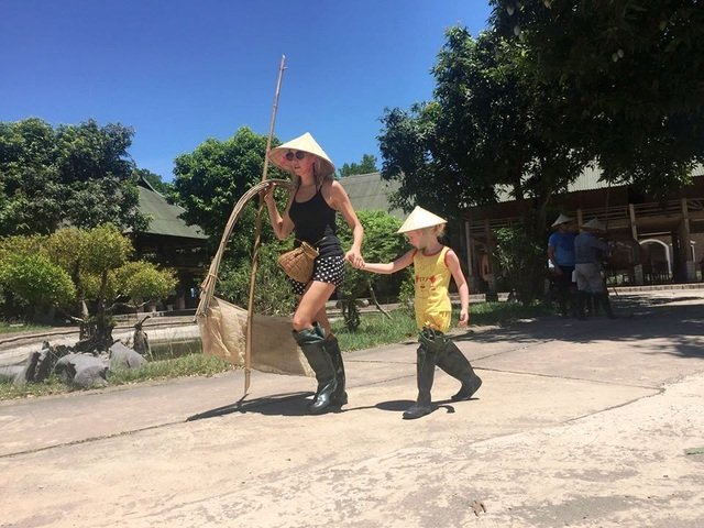 Khách Tây đến Ninh Bình “mê” làm… nông dân - 10