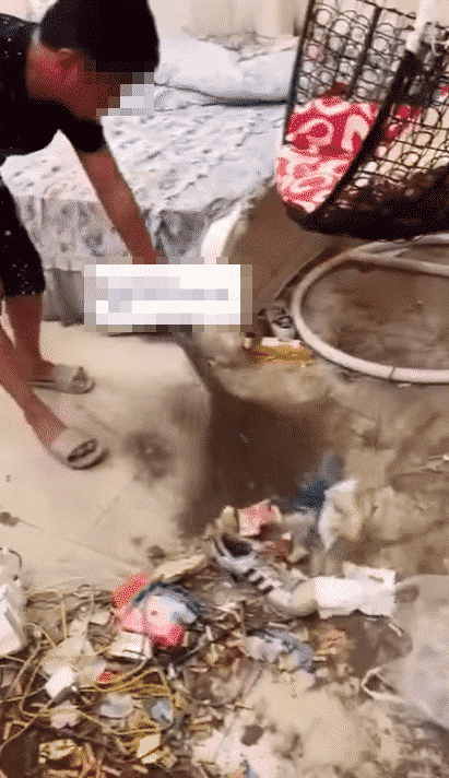 Clip: Kinh hãi phòng ngủ sang chảnh của cô gái nhìn như bãi rác, gối đen sì cả năm không giặt, nền nhà đồ đạc vứt ngổn ngang 1 Clip: Kinh hãi phòng ngủ sang chảnh của cô gái nhìn như bãi rác, gối đen sì cả năm không giặt, nền nhà đồ đạc vứt ngổn ngang