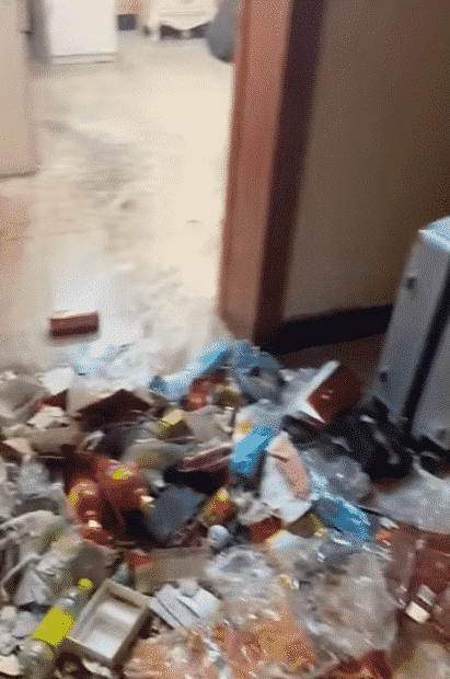 Clip: Kinh hãi phòng ngủ sang chảnh của cô gái nhìn như bãi rác, gối đen sì cả năm không giặt, nền nhà đồ đạc vứt ngổn ngang 2 Clip: Kinh hãi phòng ngủ sang chảnh của cô gái nhìn như bãi rác, gối đen sì cả năm không giặt, nền nhà đồ đạc vứt ngổn ngang