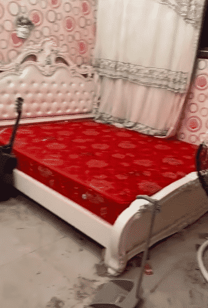 Clip: Kinh hãi phòng ngủ sang chảnh của cô gái nhìn như bãi rác, gối đen sì cả năm không giặt, nền nhà đồ đạc vứt ngổn ngang 3 Clip: Kinh hãi phòng ngủ sang chảnh của cô gái nhìn như bãi rác, gối đen sì cả năm không giặt, nền nhà đồ đạc vứt ngổn ngang