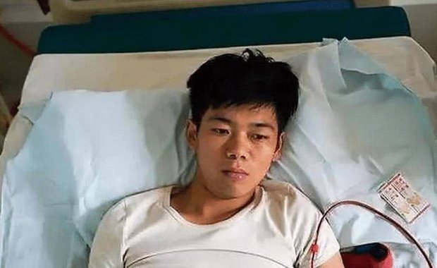 Nam sinh bán thận đổi lấy 80 triệu mua iPhone cho bạn gái: Cái kết cay đắng và cuộc sống thay đổi hoàn toàn sau 10 năm - Ảnh 2. Nam sinh bán thận đổi lấy 80 triệu mua iPhone cho bạn gái: Cái kết cay đắng và cuộc sống thay đổi hoàn toàn sau 10 năm - Ảnh 2.