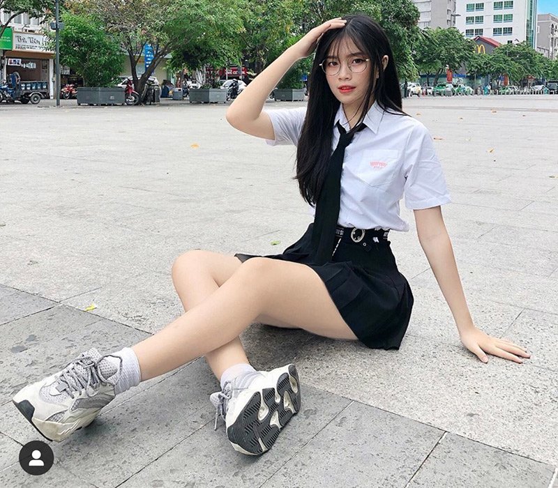 Ngồi chơi bên vỉa hè, nữ sinh 2K được báo quốc tế ca ngợi vì nhan sắc quá xinh đẹp - Hình 1