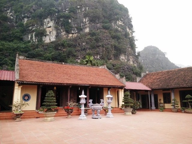 Ngôi chùa cầu duyên hơn 1.000 năm nổi tiếng ở cố đô Hoa Lư - 2 Quần thể chùa rộng khoảng 10ha, các hạng mục tựa lưng vào núi tạo nên vẻ đẹp cổ kính của ngôi chùa nổi tiếng đất cố đô.
