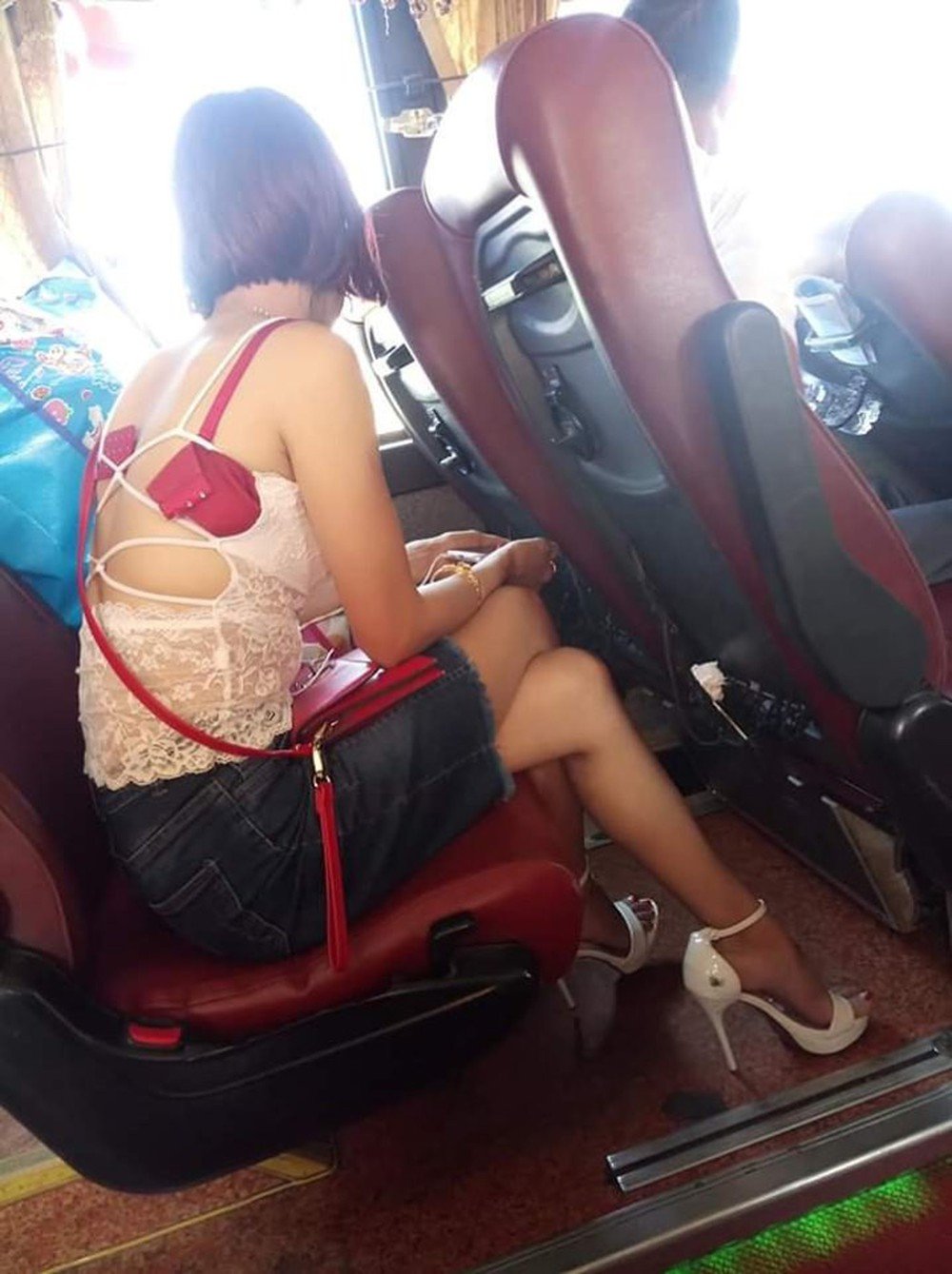 Ngồi trên xe khách, một phụ nữ có cách ăn mặc khiến tất cả phải ngượng chín mặt quay đi - Ảnh 2. Ngồi trên xe khách, một phụ nữ có cách ăn mặc khiến tất cả phải ngượng chín mặt quay đi - Ảnh 2.