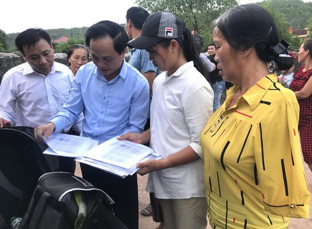 Nữ sinh nghèo phải cất giấy báo nhập học được lãnh đạo trường ĐH về tận nhà đón ra trường nhập học - Ảnh 4. Nữ sinh nghèo phải cất giấy báo nhập học được lãnh đạo trường ĐH về tận nhà đón ra trường nhập học - Ảnh 4.