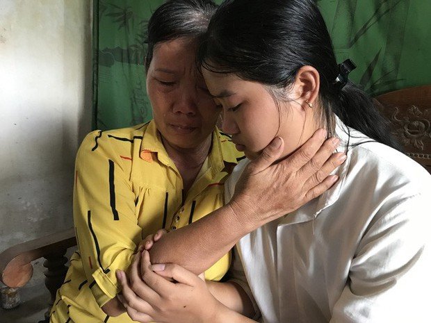 Nữ sinh nghèo phải cất giấy báo nhập học được lãnh đạo trường ĐH về tận nhà đón ra trường nhập học - Ảnh 6. Nữ sinh nghèo phải cất giấy báo nhập học được lãnh đạo trường ĐH về tận nhà đón ra trường nhập học - Ảnh 6.