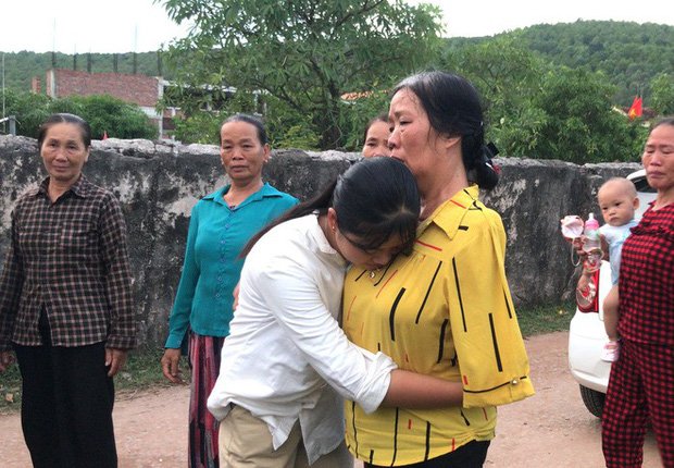 Nữ sinh nghèo phải cất giấy báo nhập học được lãnh đạo trường ĐH về tận nhà đón ra trường nhập học - Ảnh 7. Nữ sinh nghèo phải cất giấy báo nhập học được lãnh đạo trường ĐH về tận nhà đón ra trường nhập học - Ảnh 7.