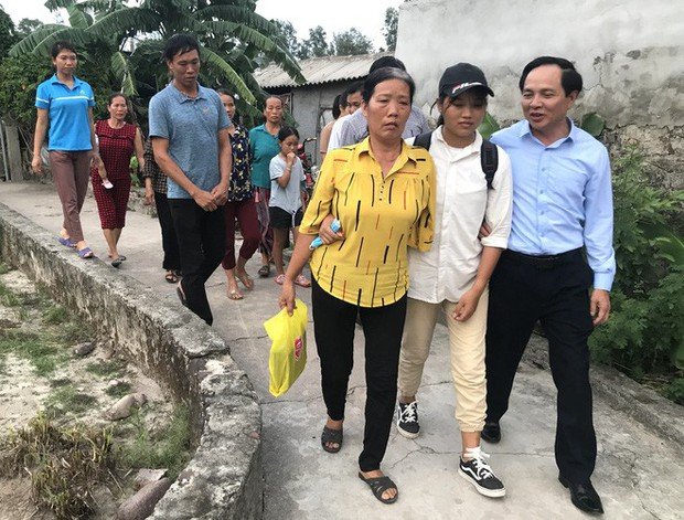 Nữ sinh nghèo phải cất giấy báo nhập học được lãnh đạo trường ĐH về tận nhà đón ra trường nhập học - Ảnh 8. Nữ sinh nghèo phải cất giấy báo nhập học được lãnh đạo trường ĐH về tận nhà đón ra trường nhập học - Ảnh 8.