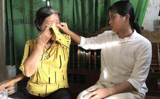 Nữ sinh nghèo phải cất giấy báo nhập học được lãnh đạo trường ĐH về tận nhà đón ra trường nhập học - Ảnh 1. Nữ sinh nghèo phải cất giấy báo nhập học được lãnh đạo trường ĐH về tận nhà đón ra trường nhập học - Ảnh 1.