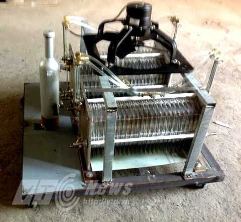 Chiếc máy sản xuất hydro từ nước rất nhỏ gọn do ông Khánh chế tạo