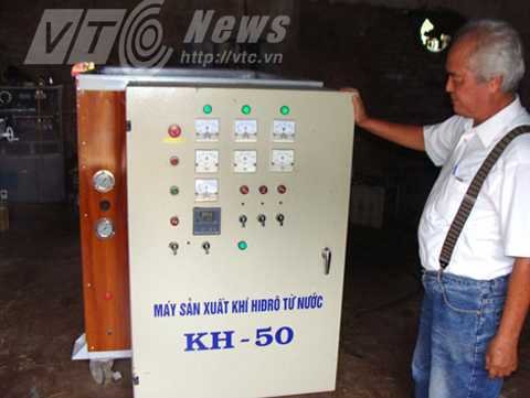 Ông Vũ Hồng Khánh bên chiếc máy điều chế nước thành hydro đầu tiên mà ông chế tạo