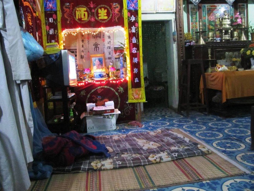 Ban thờ nơi những con rắn lạ hay lui tới