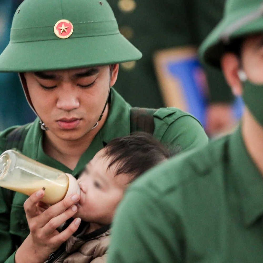  Người lính tranh thủ cho con ăn trước khi lên đường nhập ngũ. (Ảnh: VTC News)