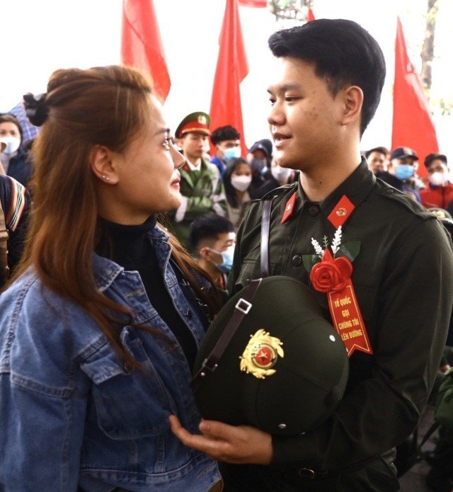  Tạm biệt người yêu để anh lên đường. (Ảnh: Kinh tế và Đô thị)