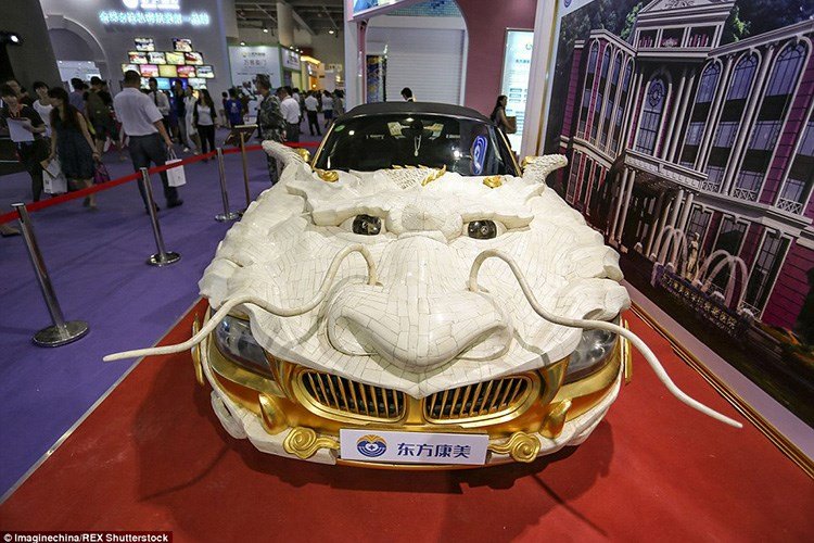 Sốc với siêu xe rồng bay dát 1.999 miếng vàng ròng - Hình 1