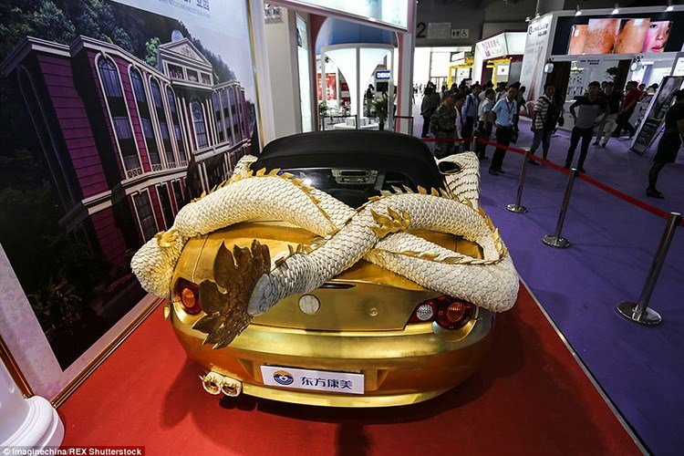 Sốc với siêu xe rồng bay dát 1.999 miếng vàng ròng - Hình 2