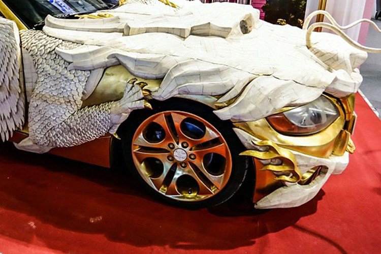 Sốc với siêu xe rồng bay dát 1.999 miếng vàng ròng - Hình 6