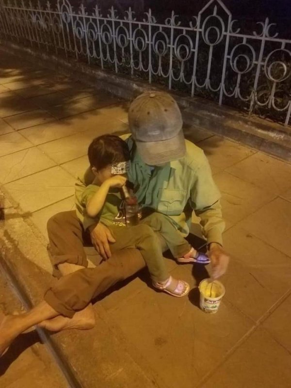  Cứ thế hai bố con ôm nhau ngồi trên vỉa hè.