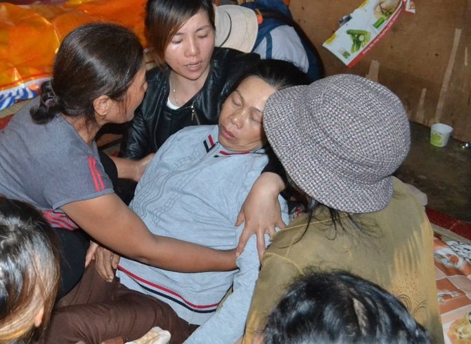 Bà Vương Thị Hằng, mẹ Đức ngất lịm từng hồi
