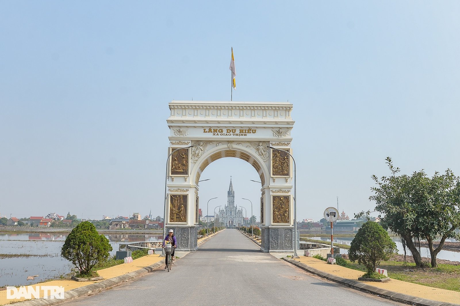 Cổng làng khủng giống phong cách châu Âu ở Nam Định - 2 Cổng làng khủng giống phong cách châu Âu ở Nam Định - 2
