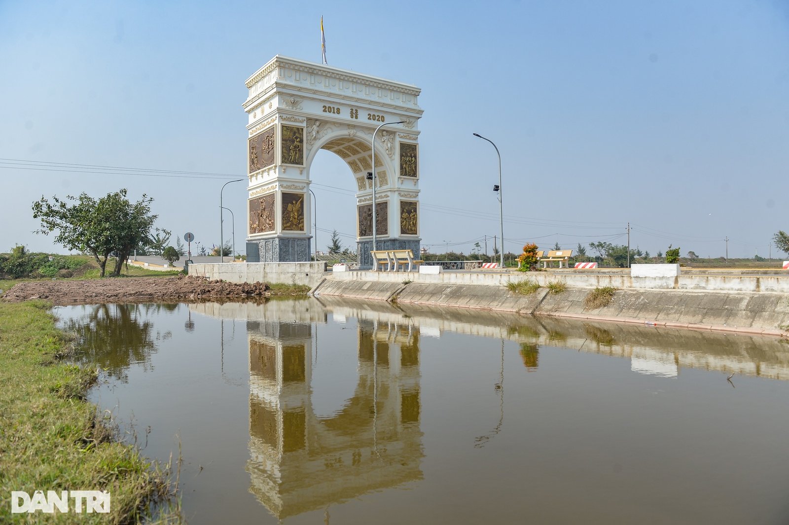 Cổng làng khủng giống phong cách châu Âu ở Nam Định - 3 Cổng làng khủng giống phong cách châu Âu ở Nam Định - 3