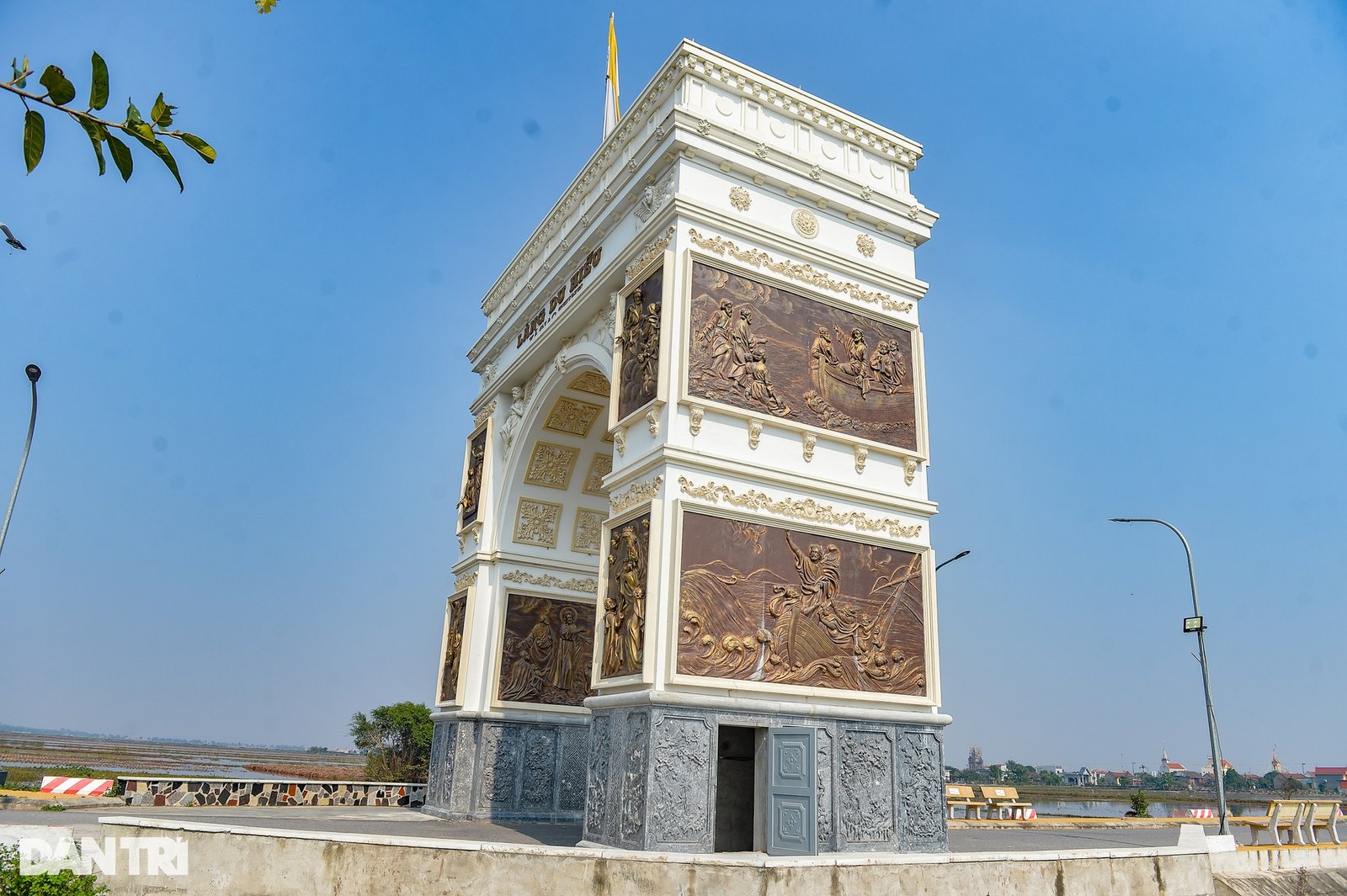 Cổng làng khủng giống phong cách châu Âu ở Nam Định - 4 Cổng làng khủng giống phong cách châu Âu ở Nam Định - 4