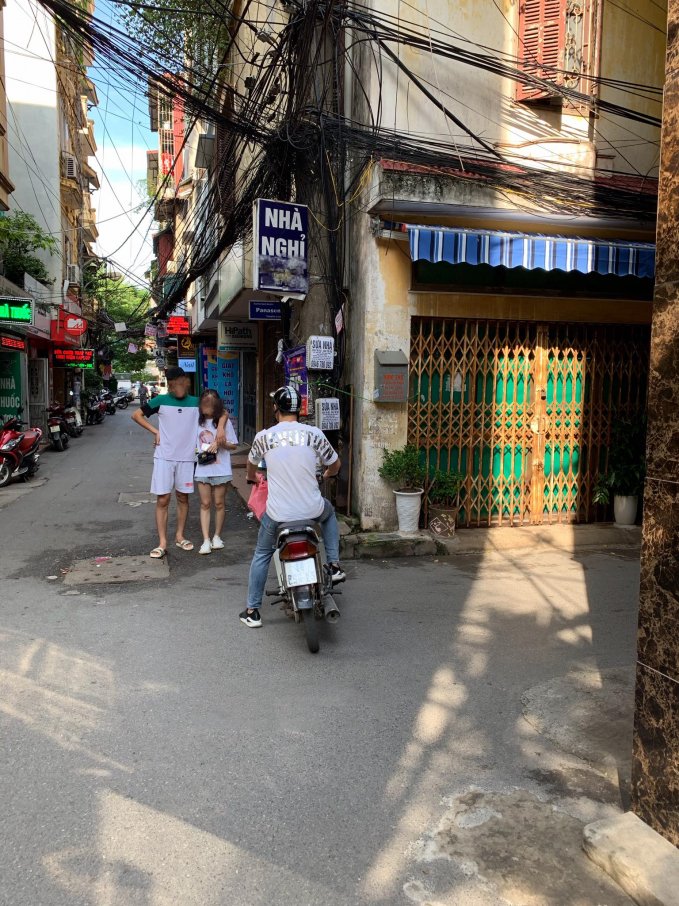 Bắt gặp bạn gái vào nhà nghỉ với người khác, chàng shipper ném ngay gói xôi vào mặt tình địch 1