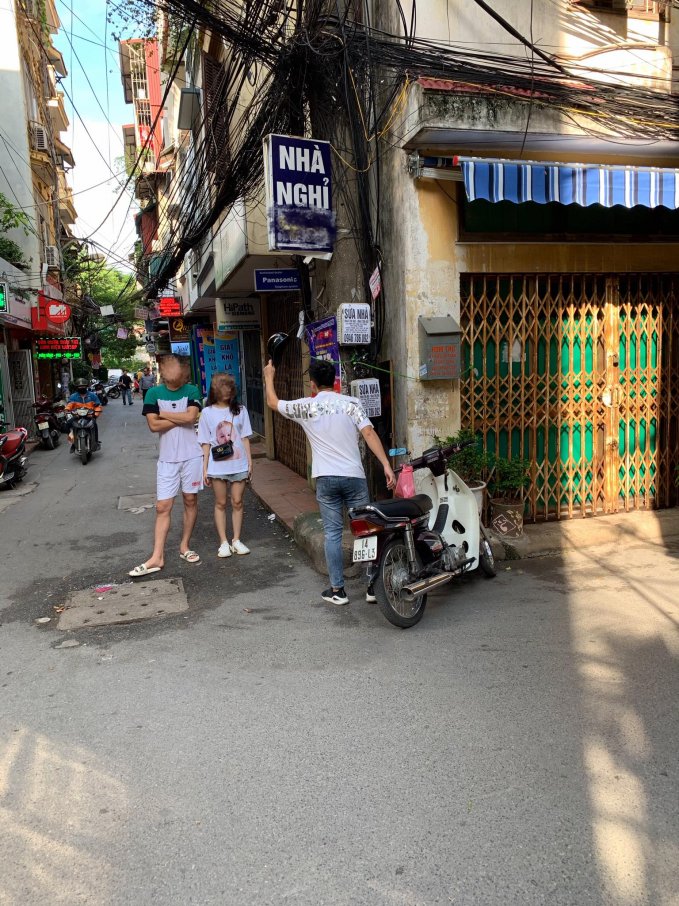 Bắt gặp bạn gái vào nhà nghỉ với người khác, chàng shipper ném ngay gói xôi vào mặt tình địch 2