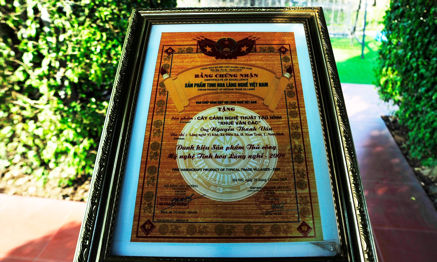 Tác phẩm đã vinh dự đạt danh hiệu "Sản phẩm thủ công mỹ nghệ tinh hoa làng nghề 2009" do Hiệp hội làng nghề Việt Nam trao tặng. Tác phẩm đã vinh dự đạt danh hiệu "Sản phẩm thủ công mỹ nghệ tinh hoa làng nghề 2009" do Hiệp hội làng nghề Việt Nam trao tặng.