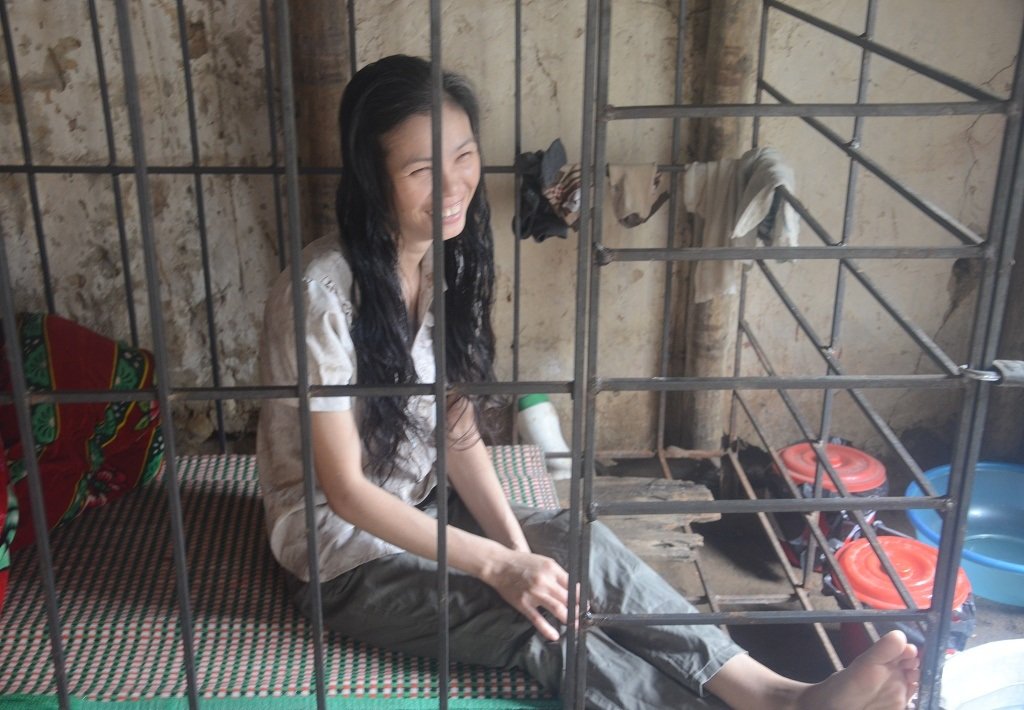 Đau lòng cảnh mẹ già nhốt đứa con duy nhất vào lồng sắt - 2 Khi lên cơn điên, chị đập phá, la hét hoặc cười nói vô hồn như thế này