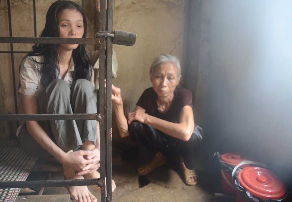 Đau lòng cảnh mẹ già nhốt đứa con duy nhất vào lồng sắt - 3 Tự tay giam con trong lồng sắt, trái tim người mẹ già như bị ai bóp nghẹt.