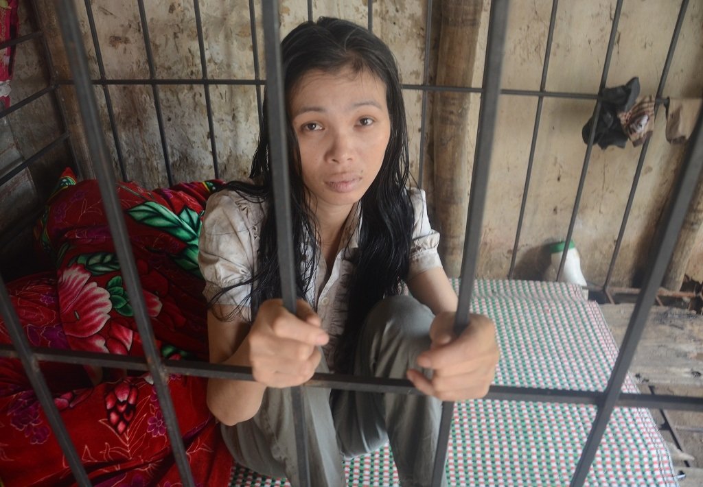 Đau lòng cảnh mẹ già nhốt đứa con duy nhất vào lồng sắt - 6 Người mẹ già yếu bệnh tật, hằng ngày chăm sóc đứa con gái bất hạnh qua song sắt