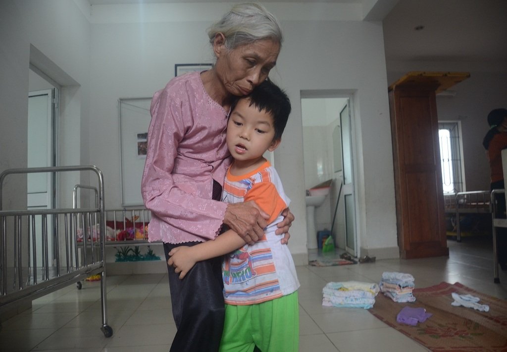Đau lòng cảnh mẹ già nhốt đứa con duy nhất vào lồng sắt - 7 Bà cháu gặp nhau mừng mừng tủi tủi, thằng cháu cứ bám riết không muốn rời bà