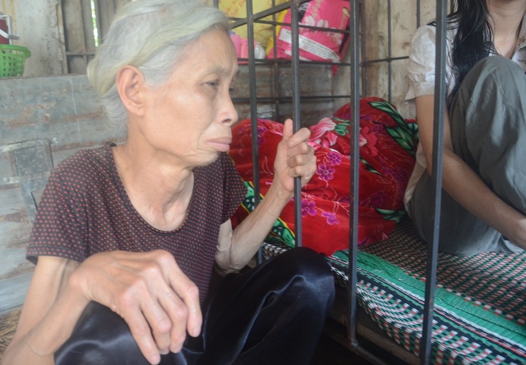 Đau lòng cảnh mẹ già nhốt đứa con duy nhất vào lồng sắt - 8 Bà cháu gặp nhau mừng mừng tủi tủi, thằng cháu cứ bám riết không muốn rời bà