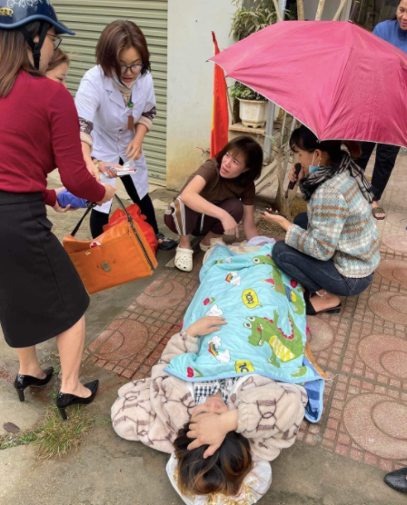 Mọi người đều tất bật để giúp đỡ sản phụ Mọi người đều tất bật để giúp đỡ sản phụ