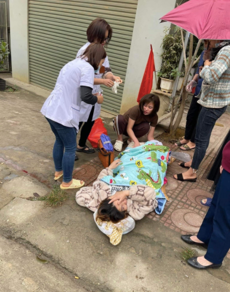 Nhân viên y tế đã có mặt để giúp đỡ sản phụ đẻ rơi giữa đường Nhân viên y tế đã có mặt để giúp đỡ sản phụ đẻ rơi giữa đường