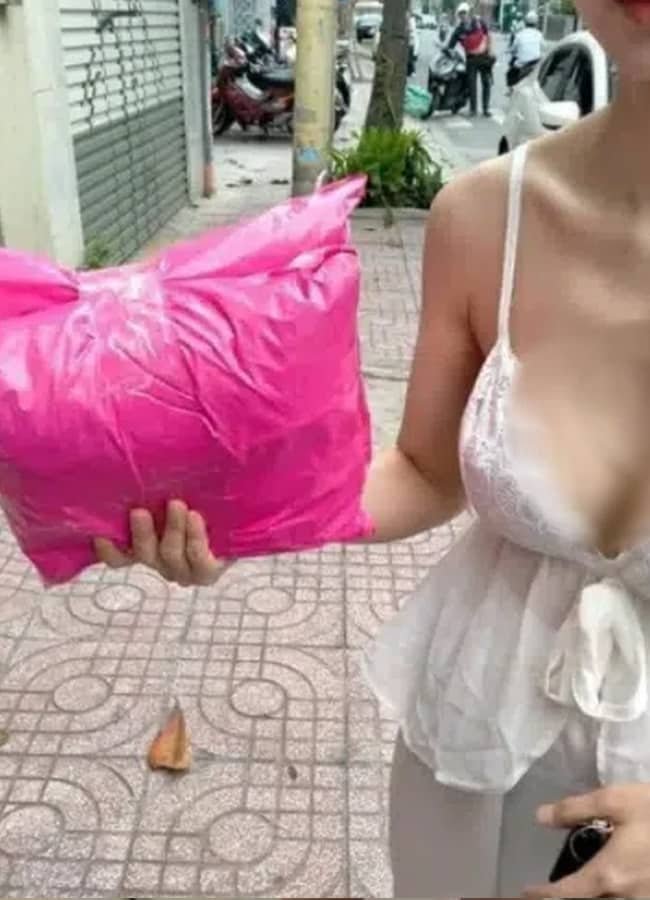 Sự cố "ngượng chín mặt" của các chị em vì chuộng mặc đồ ngủ đi lấy hàng, tắm biển 42 Sự cố "ngượng chín mặt" của các chị em vì chuộng mặc đồ ngủ đi lấy hàng, tắm biển