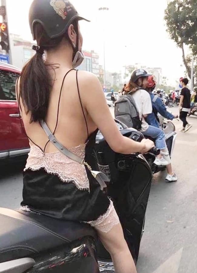 Sự cố "ngượng chín mặt" của các chị em vì chuộng mặc đồ ngủ đi lấy hàng, tắm biển 44 Sự cố "ngượng chín mặt" của các chị em vì chuộng mặc đồ ngủ đi lấy hàng, tắm biển