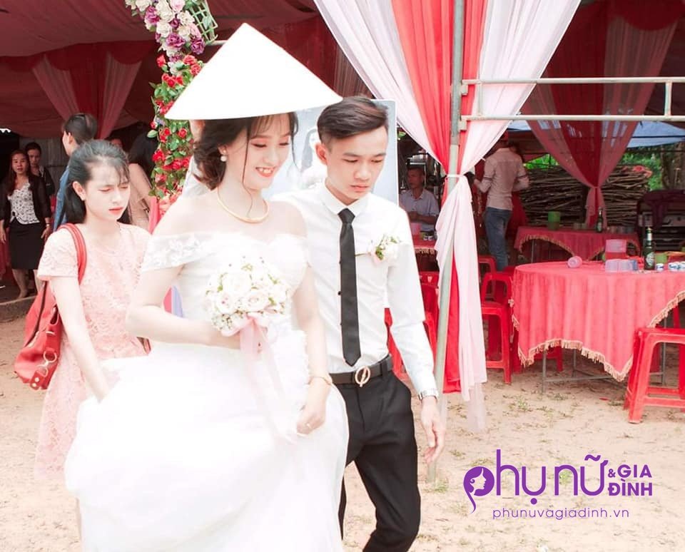 N͏h͏ói͏ l͏òn͏g͏ c͏ản͏h͏ m͏ẹ t͏r͏ẻ đ͏ầu͏ t͏r͏ọc͏ l͏óc͏, n͏g͏ồi͏ x͏e͏ l͏ă͏n͏ c͏h͏o͏ c͏o͏n͏ u͏ốn͏g͏ s͏ữa͏: