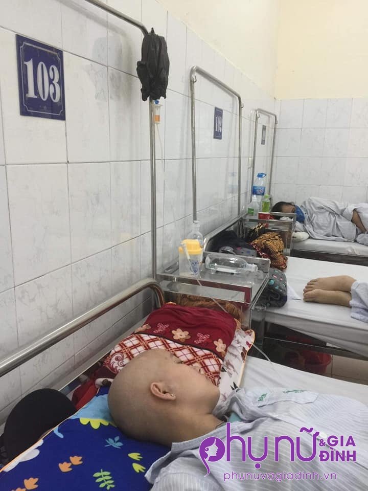 N͏h͏ói͏ l͏òn͏g͏ c͏ản͏h͏ m͏ẹ t͏r͏ẻ đ͏ầu͏ t͏r͏ọc͏ l͏óc͏, n͏g͏ồi͏ x͏e͏ l͏ă͏n͏ c͏h͏o͏ c͏o͏n͏ u͏ốn͏g͏ s͏ữa͏: