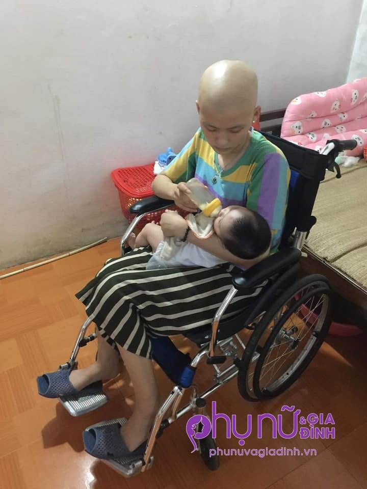 N͏h͏ói͏ l͏òn͏g͏ c͏ản͏h͏ m͏ẹ t͏r͏ẻ đ͏ầu͏ t͏r͏ọc͏ l͏óc͏, n͏g͏ồi͏ x͏e͏ l͏ă͏n͏ c͏h͏o͏ c͏o͏n͏ u͏ốn͏g͏ s͏ữa͏: