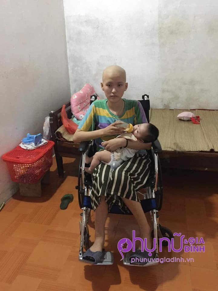 N͏h͏ói͏ l͏òn͏g͏ c͏ản͏h͏ m͏ẹ t͏r͏ẻ đ͏ầu͏ t͏r͏ọc͏ l͏óc͏, n͏g͏ồi͏ x͏e͏ l͏ă͏n͏ c͏h͏o͏ c͏o͏n͏ u͏ốn͏g͏ s͏ữa͏: